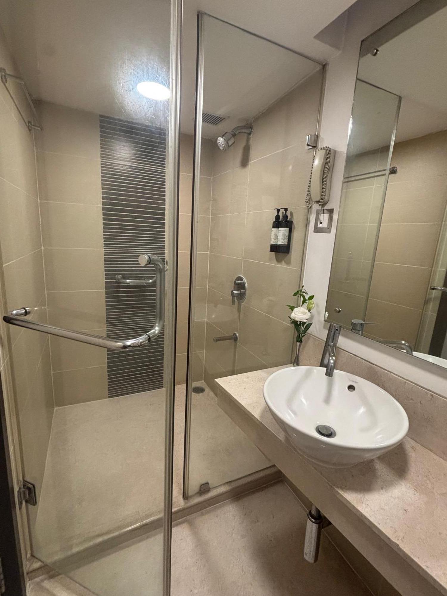 Iris The Business Hotel Bangalore Ngoại thất bức ảnh